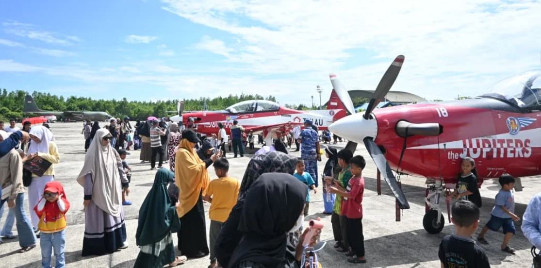Jupiter Aerobatic Team dan Hercules TNI AU Jadi Magnet Ribuan Warga di Open Base Tarakan