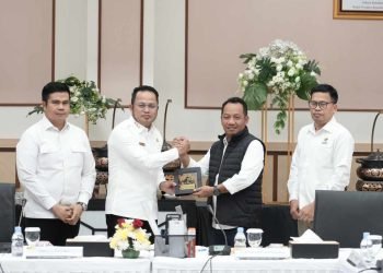 Kaltim Kejar 100 Persen Desa Berlistrik, Rudy Mas’ud Minta Pusat Percepat Jaringan