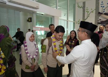 Pulang Bawa Gelar Juara Umum, Kafilah MTQ Kaltim Disambut Kalung Bunga