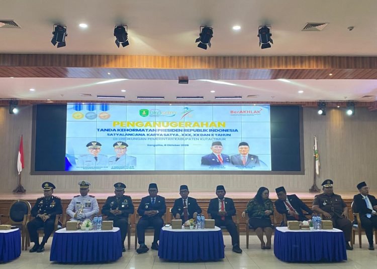 Pemkab Kutim Anugerahkan Satyalencana Karyasatya kepada 512 ASN